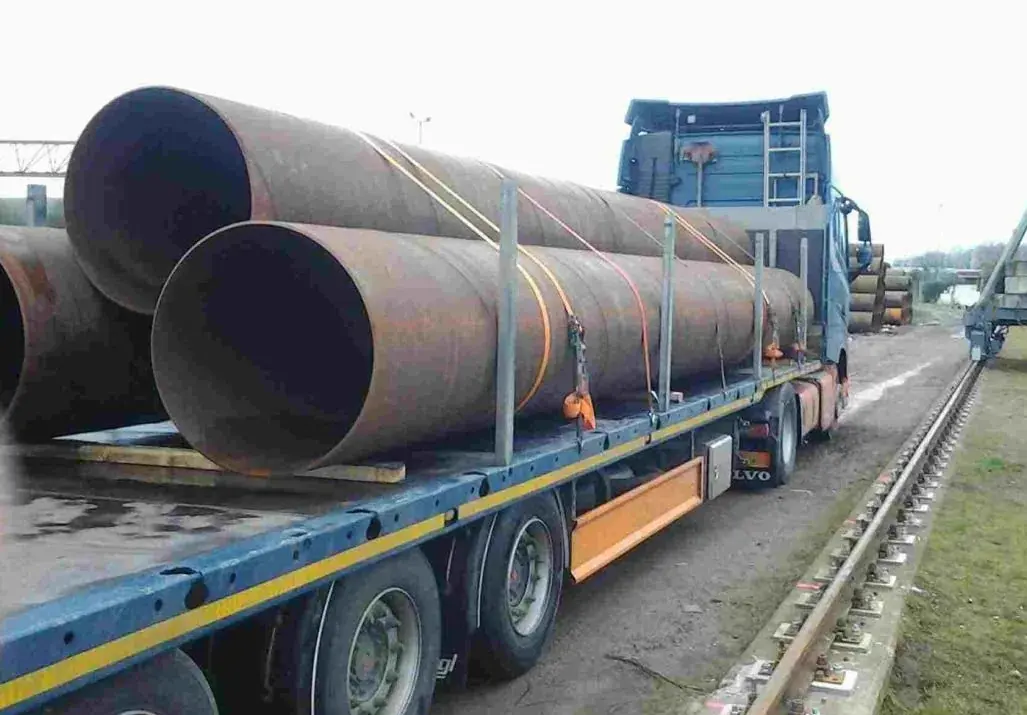 машина с кониками для перевозки труб