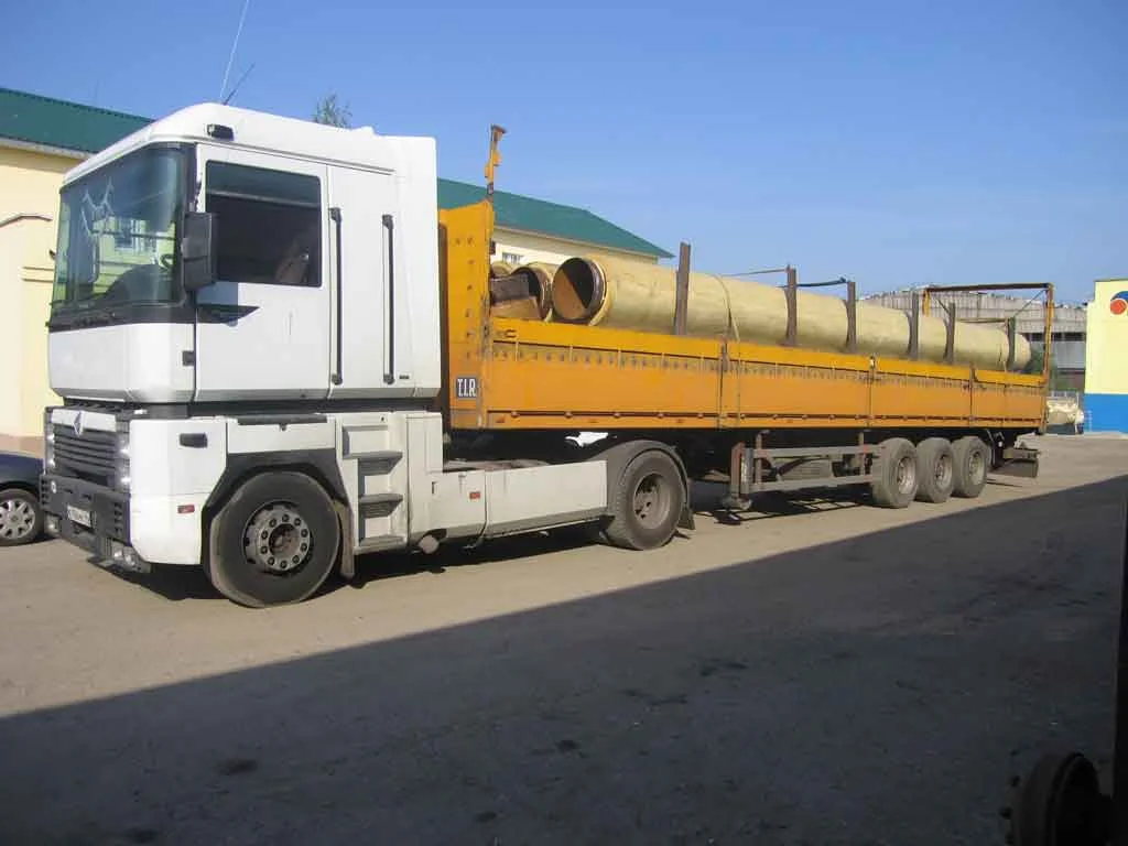 машина с кониками для перевозки труб